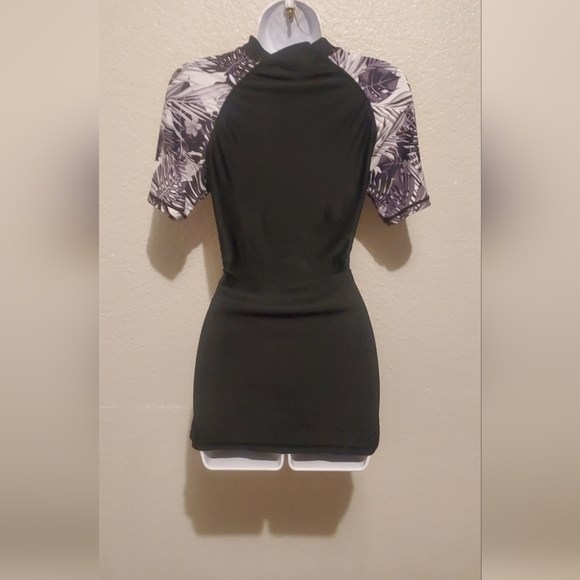 💚5/$25 The Realm Black Rash Guard Swim Surf Shirt Fitted Ruched PSize Medium - Picture 5 of 6
